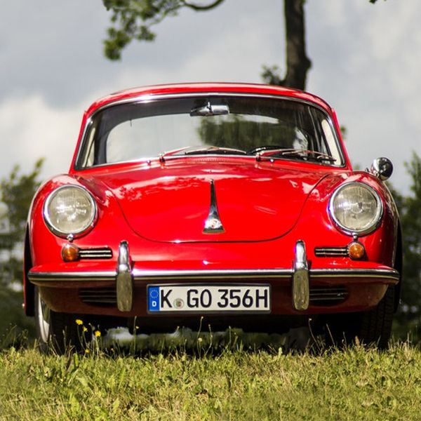 Voiture de collection rouge dans l'herbe